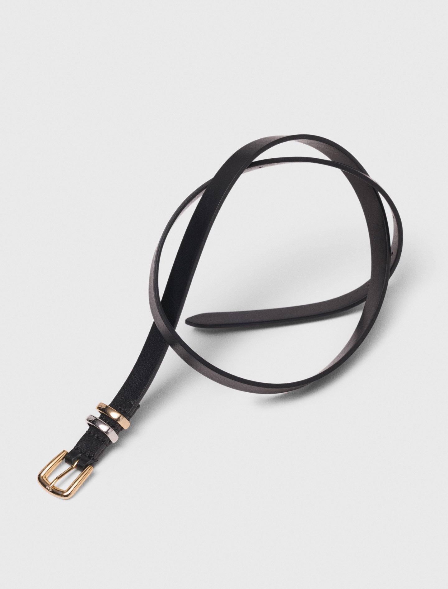 Cinturón fino y hebilla cuadrada