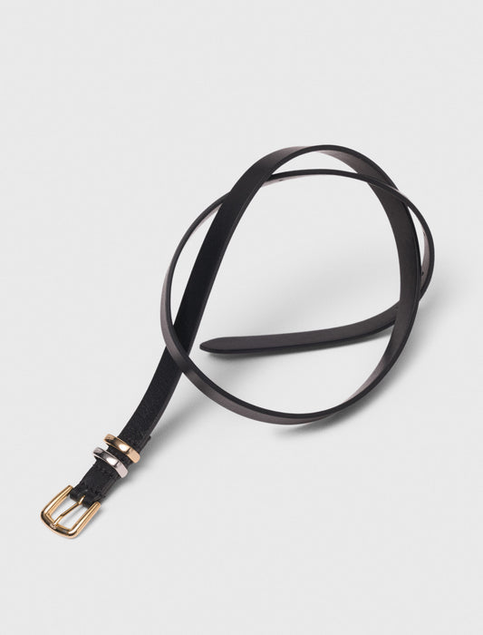 Cinturón fino y hebilla cuadrada