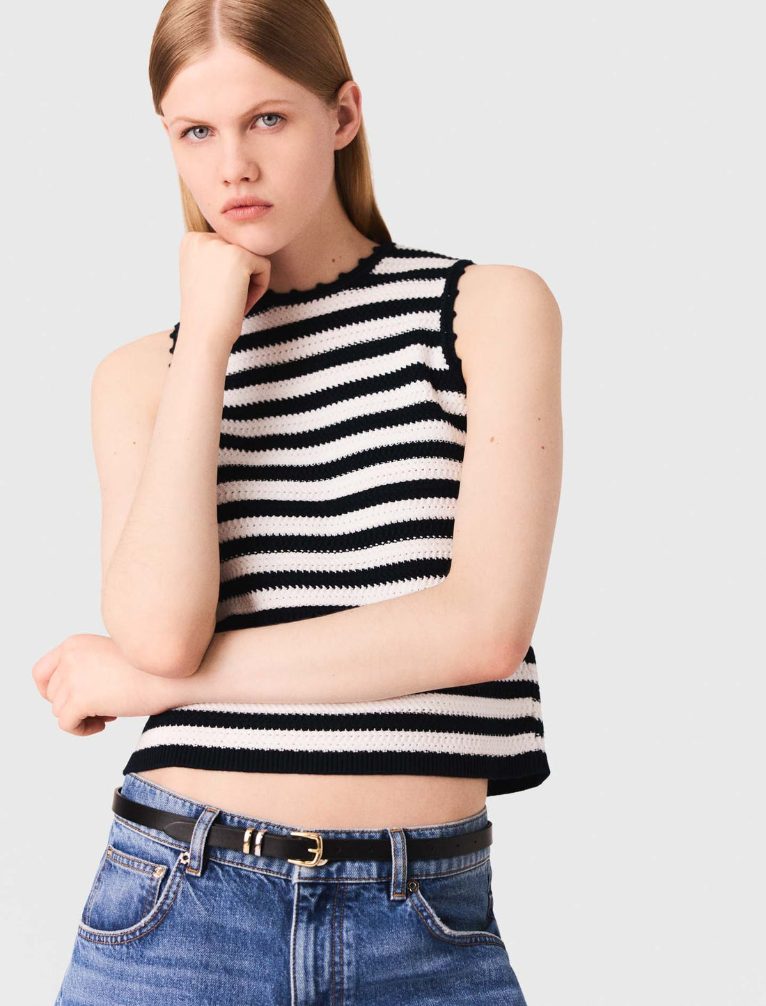 Cinturón fino y hebilla cuadrada