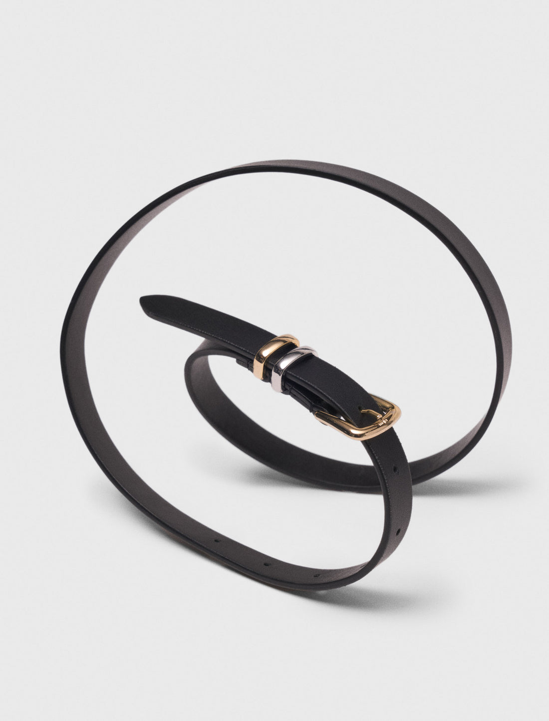 Cinturón fino y hebilla cuadrada