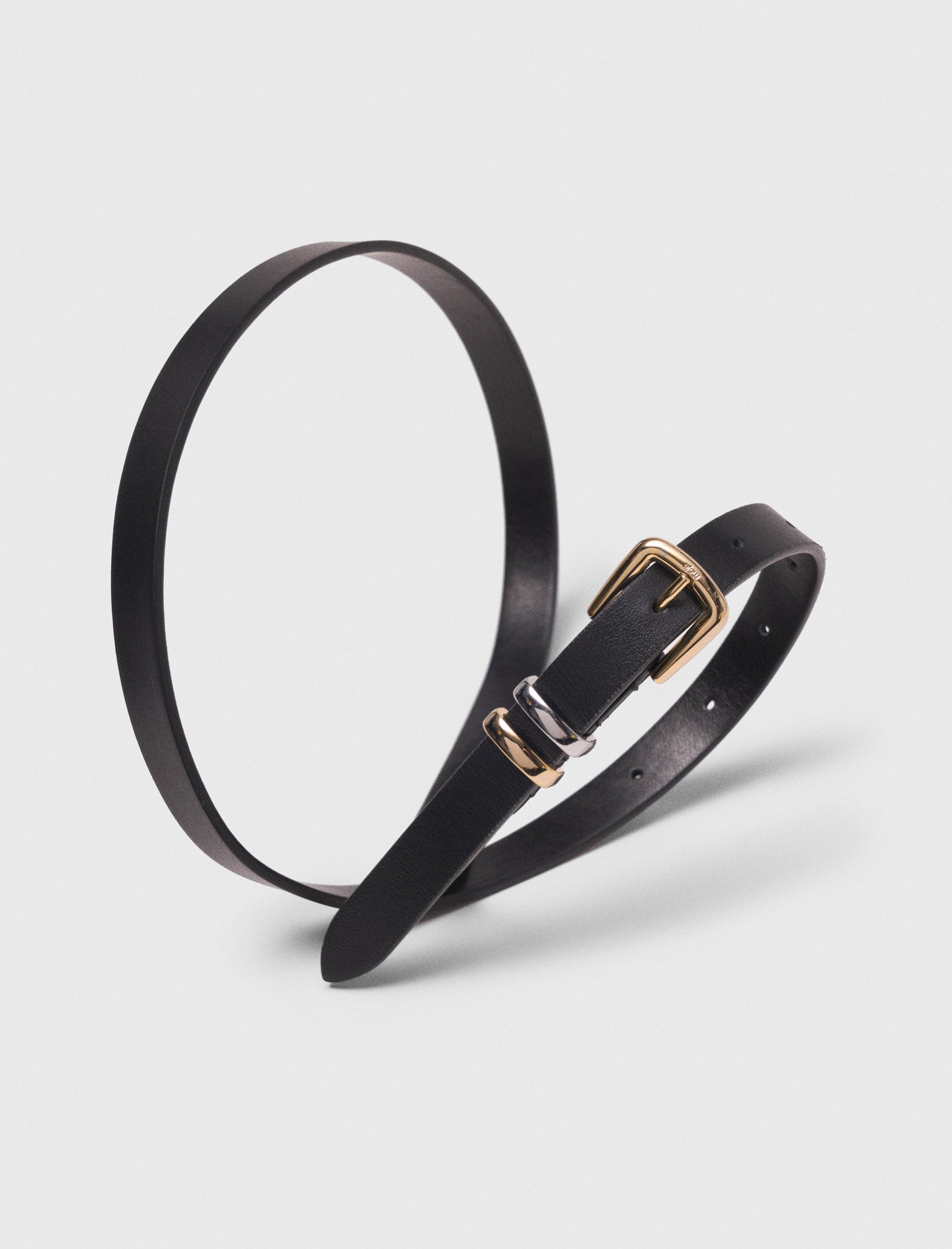 Cinturón fino y hebilla cuadrada