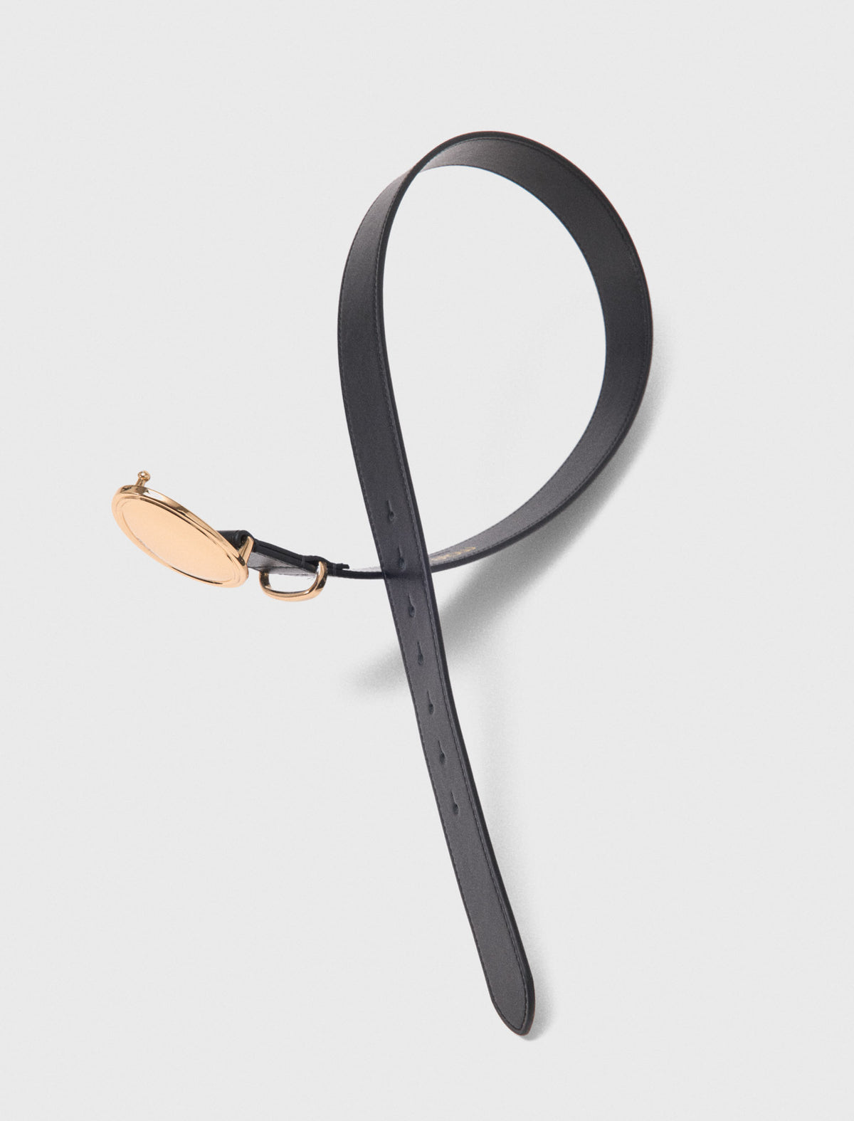Cinturón de piel con hebilla oval