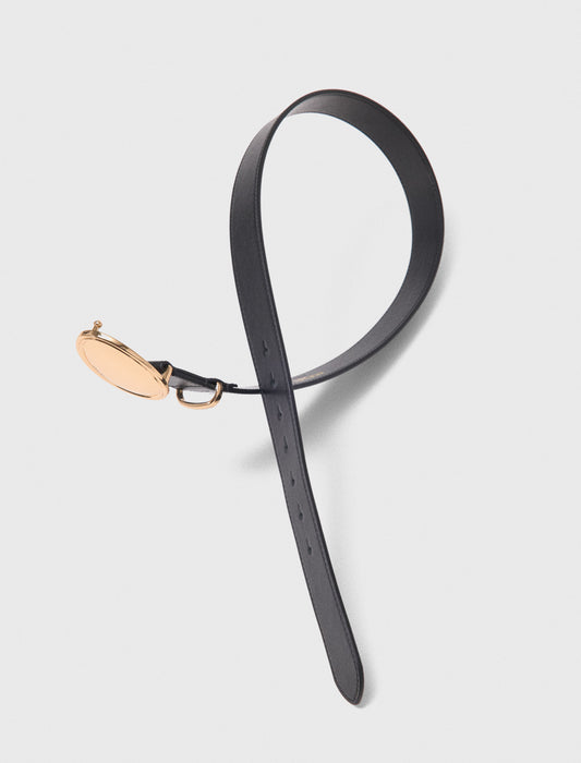 Cinturón de piel con hebilla oval