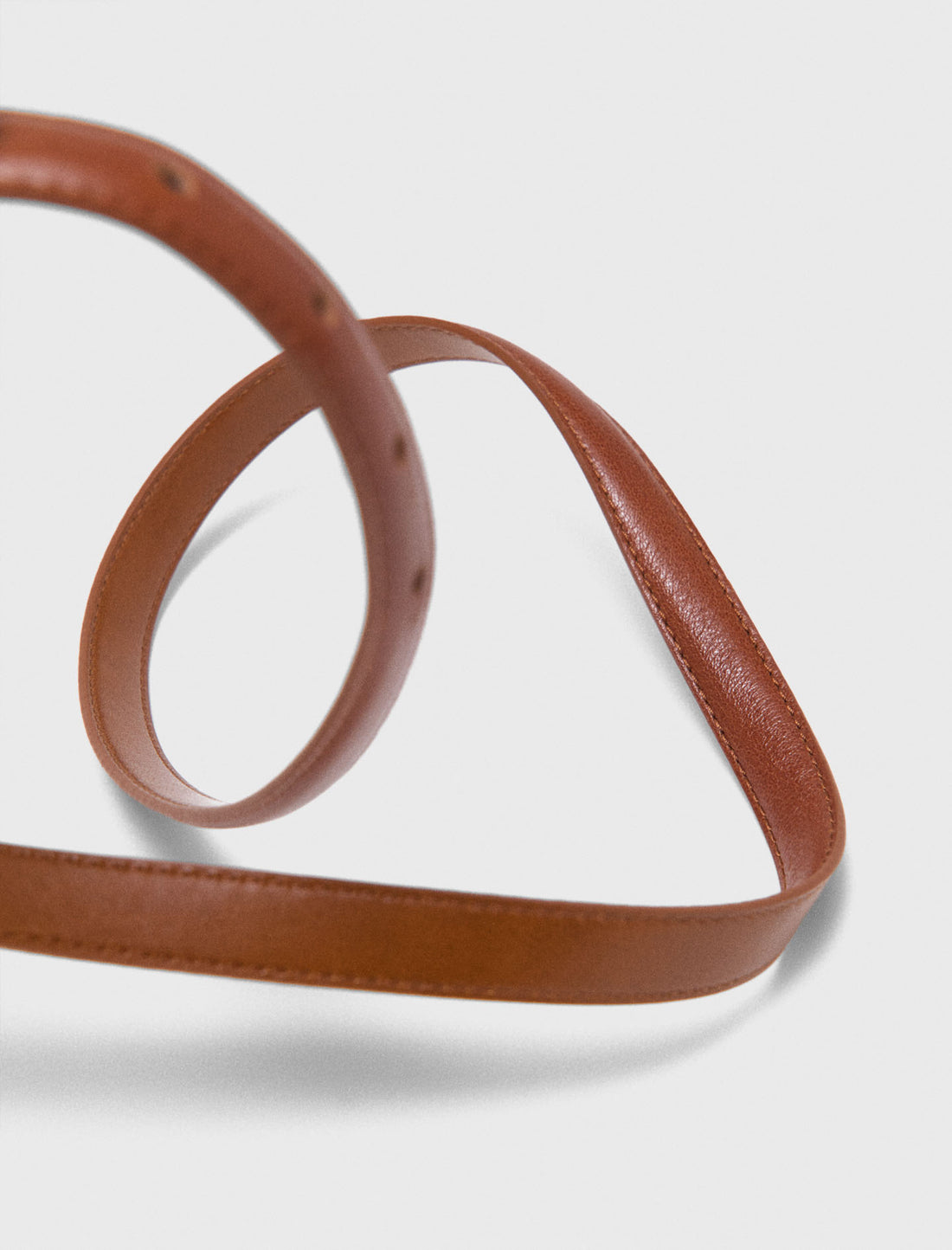 Cinturón fino logo de cuero liso