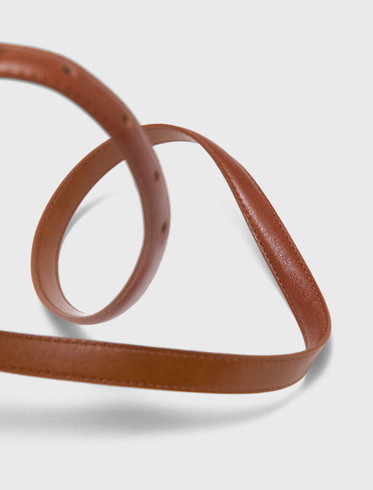 Cinturón fino logo de cuero liso