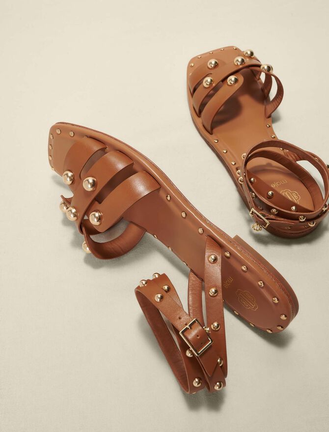 Sandalias de piel con tachuelas
