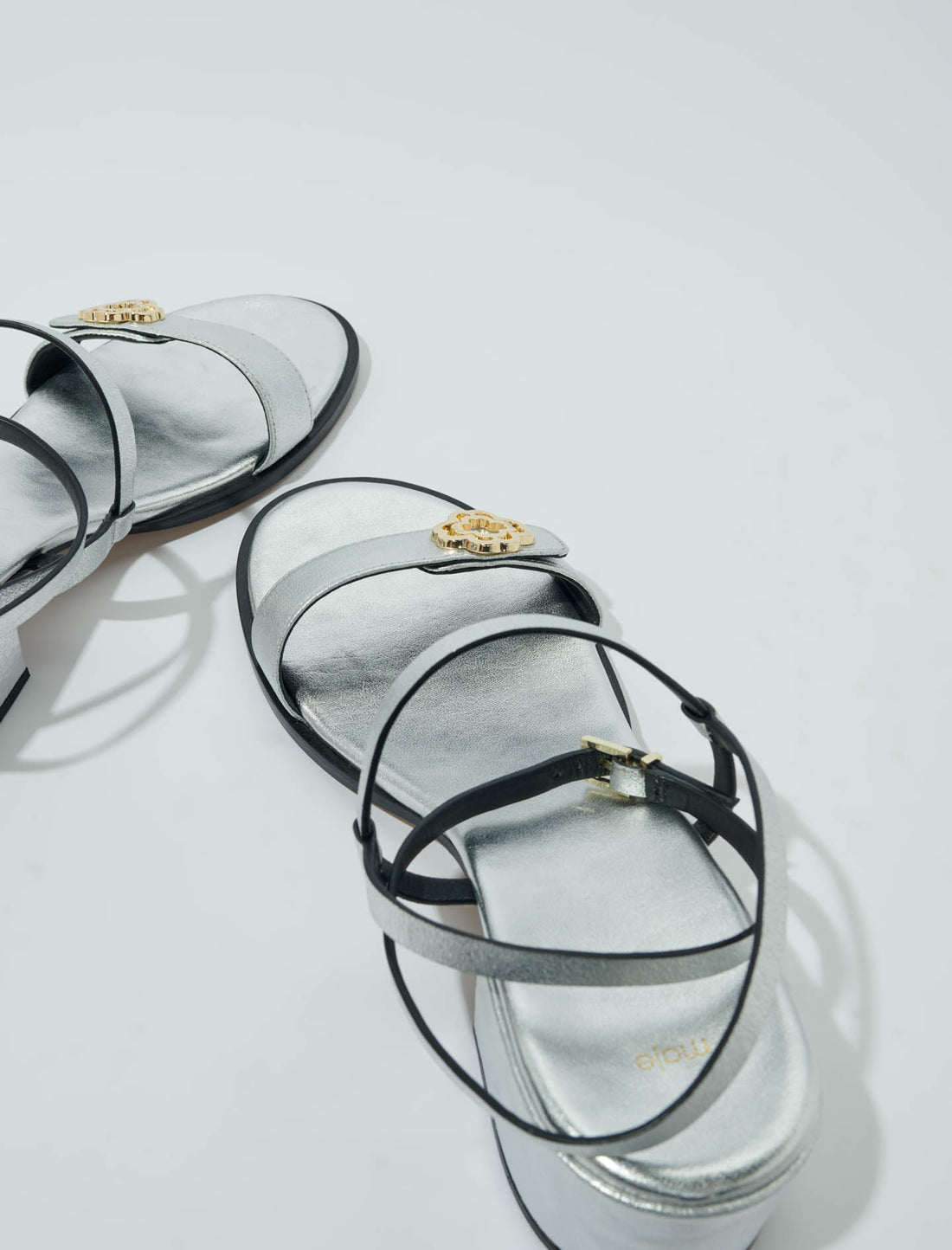 Sandalias con tiras de piel