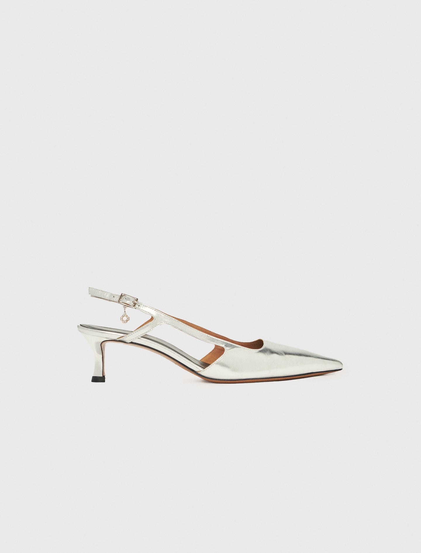 Zapatos tacón con tiras de piel plateada