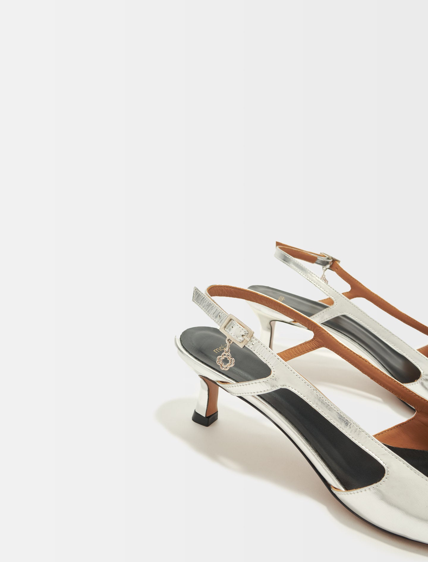 Zapatos tacón con tiras de piel plateada