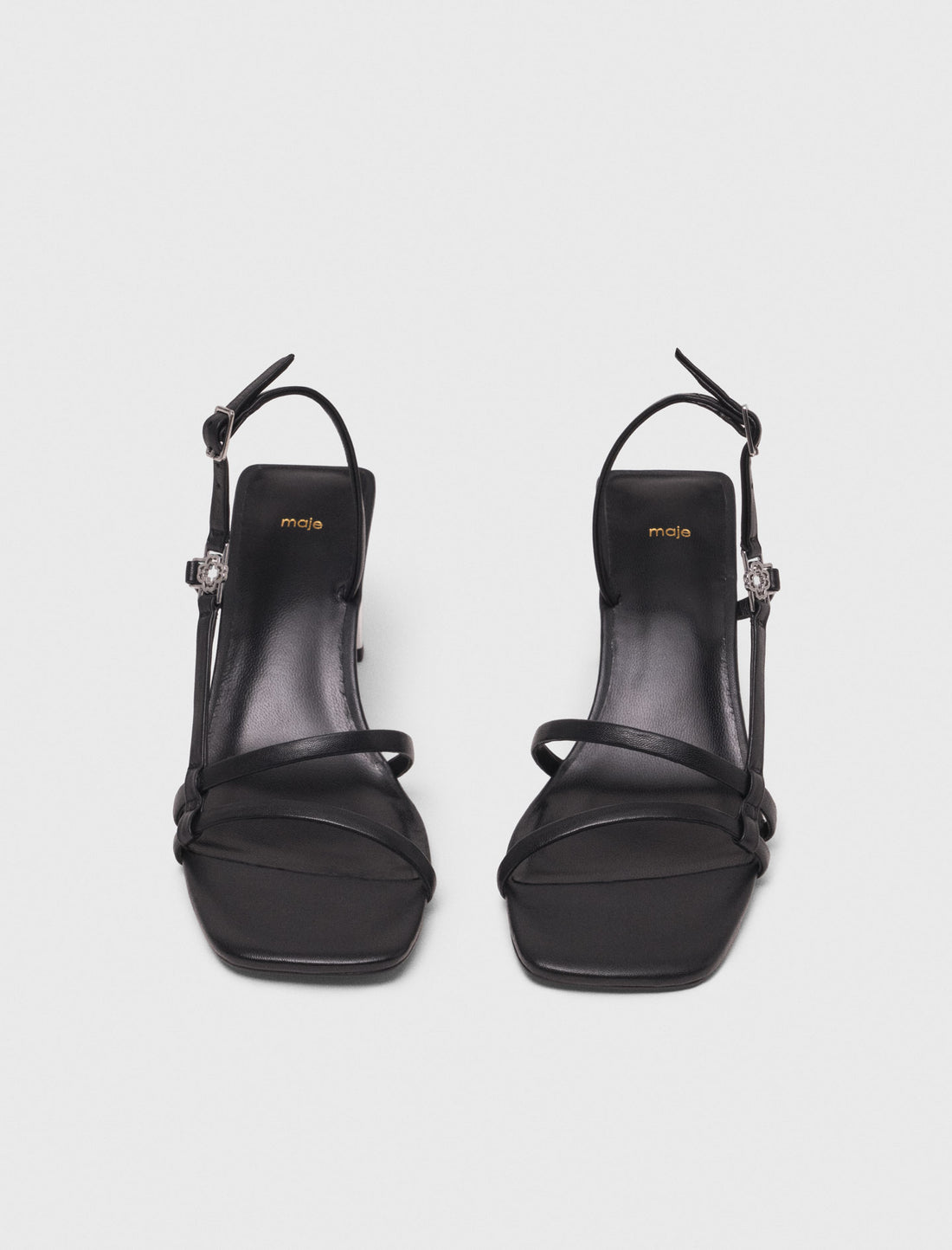 Sandalia con tiras y tacón metal