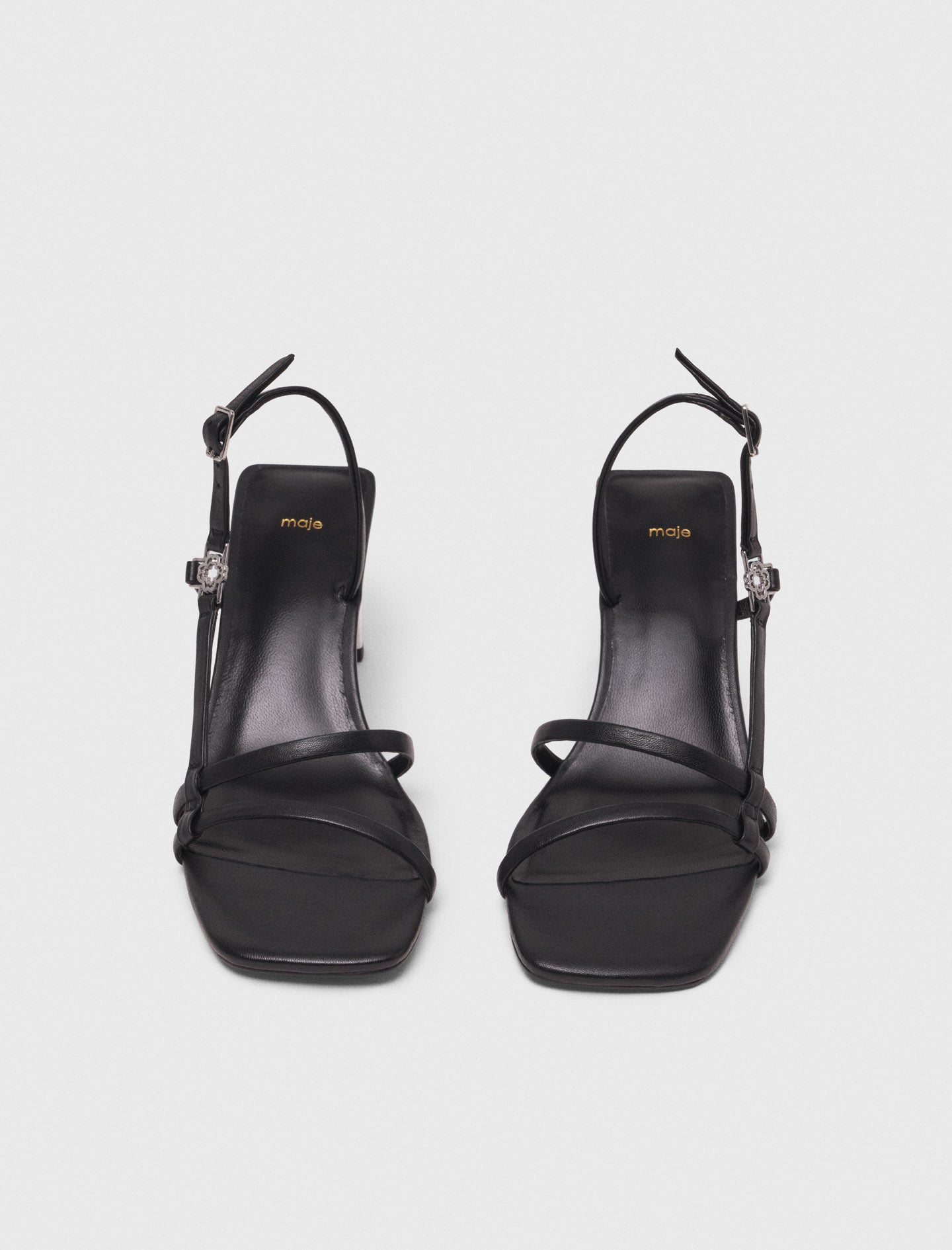 Sandalia con tiras y tacón metal