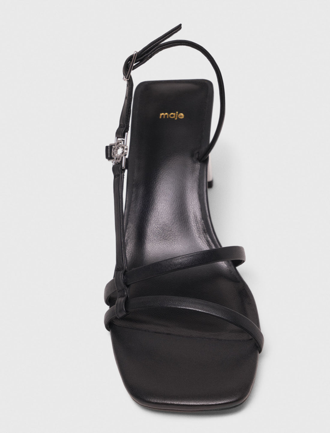 Sandalia con tiras y tacón metal