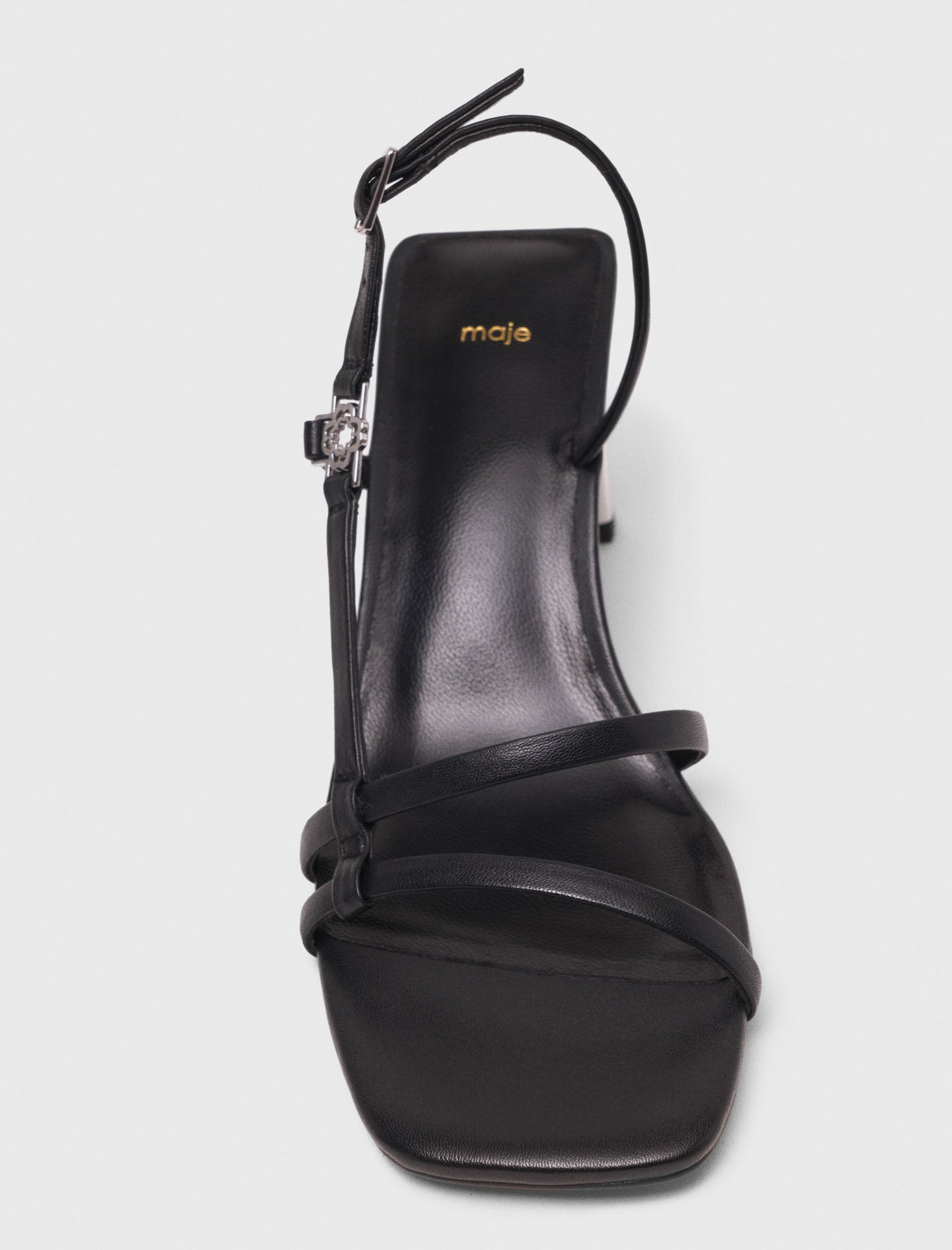 Sandalia con tiras y tacón metal