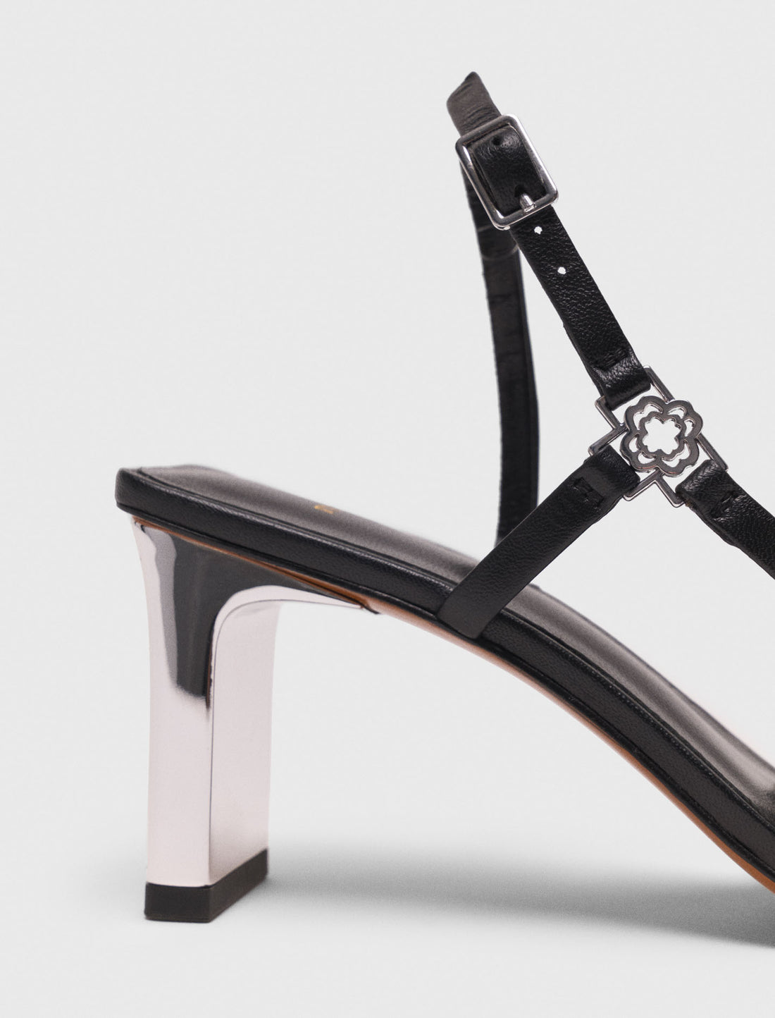 Sandalia con tiras y tacón metal