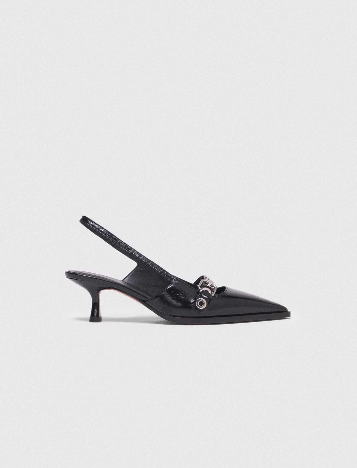 Zapato de piel con tira y ojales