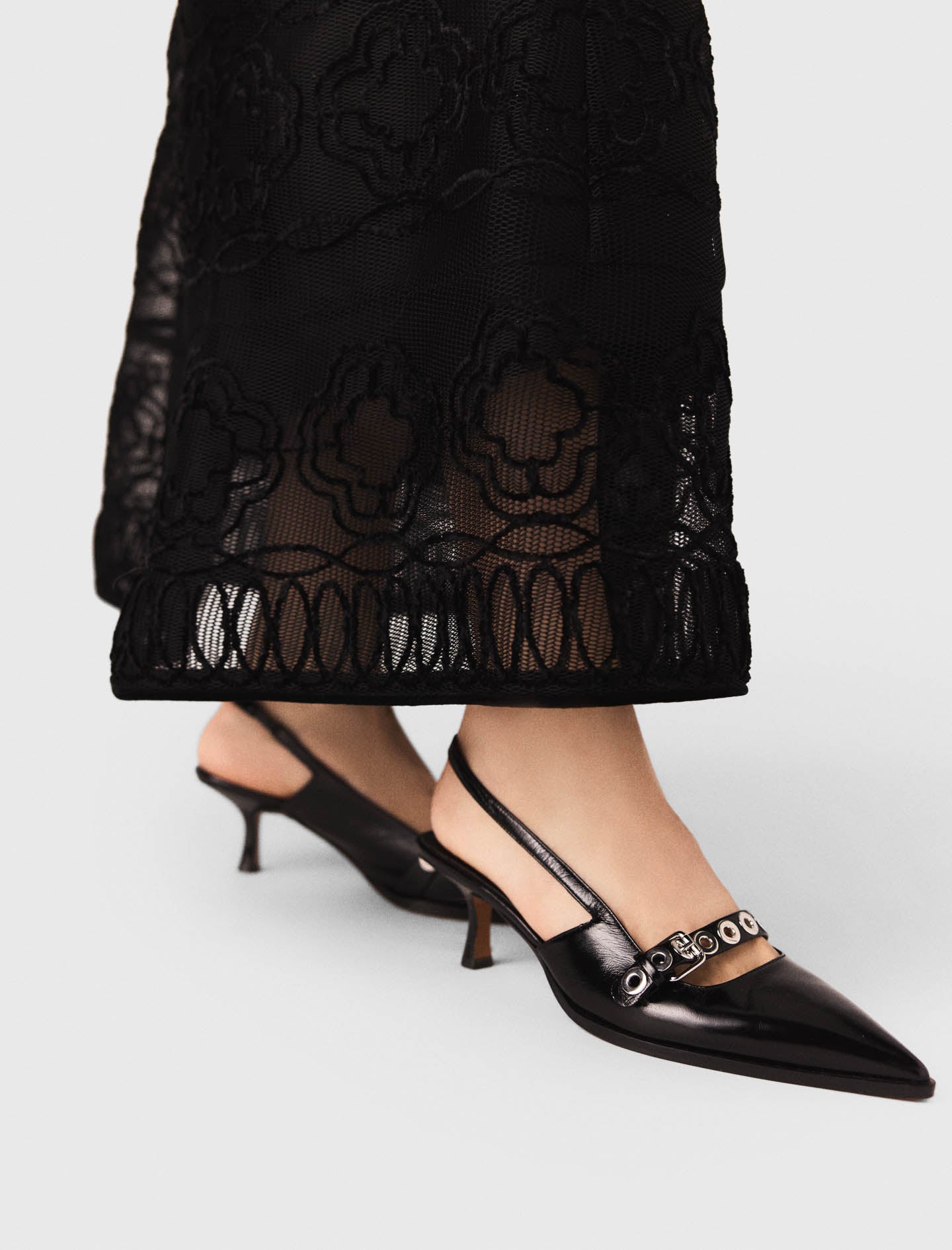 Zapato de piel con tira y ojales