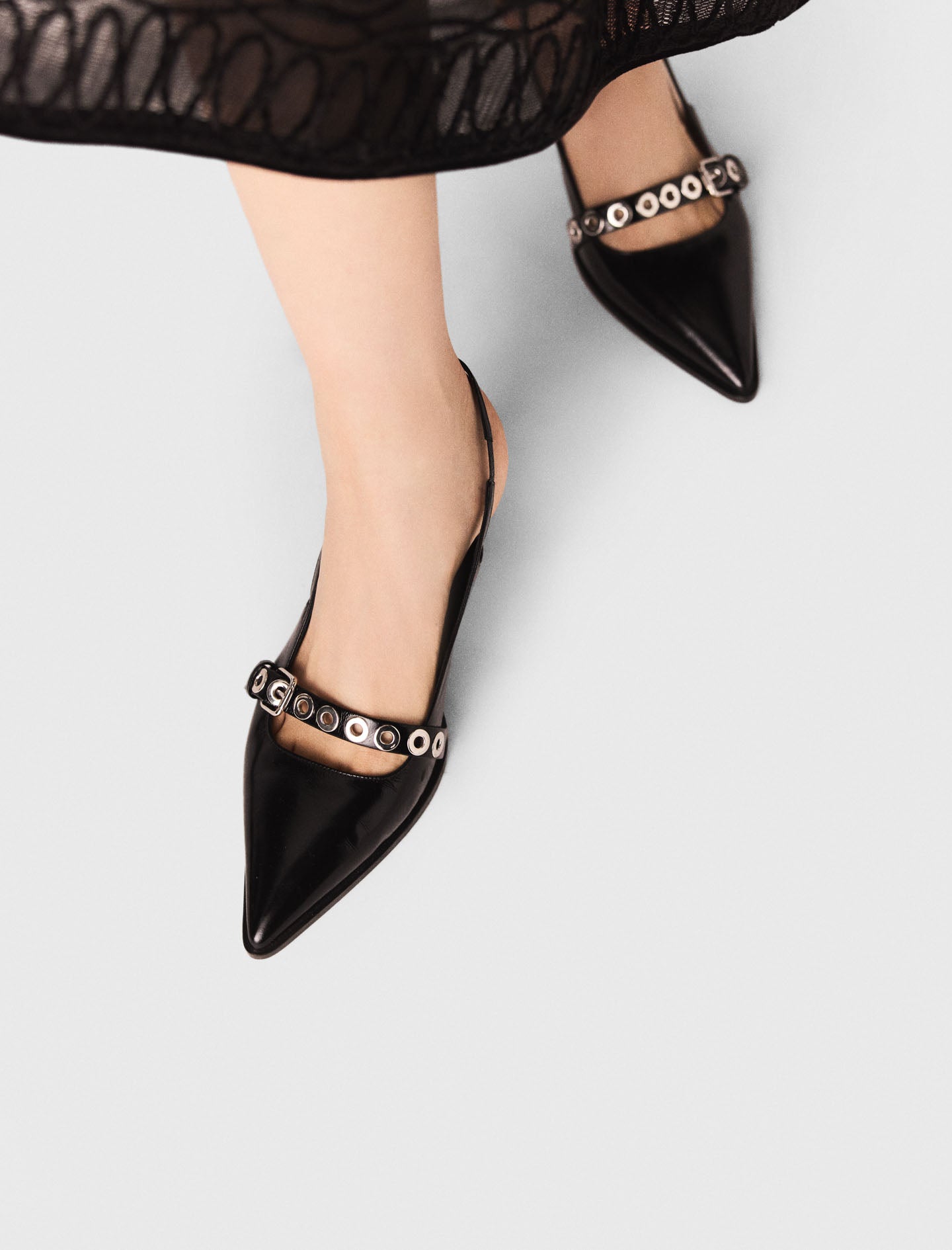 Zapato de piel con tira y ojales