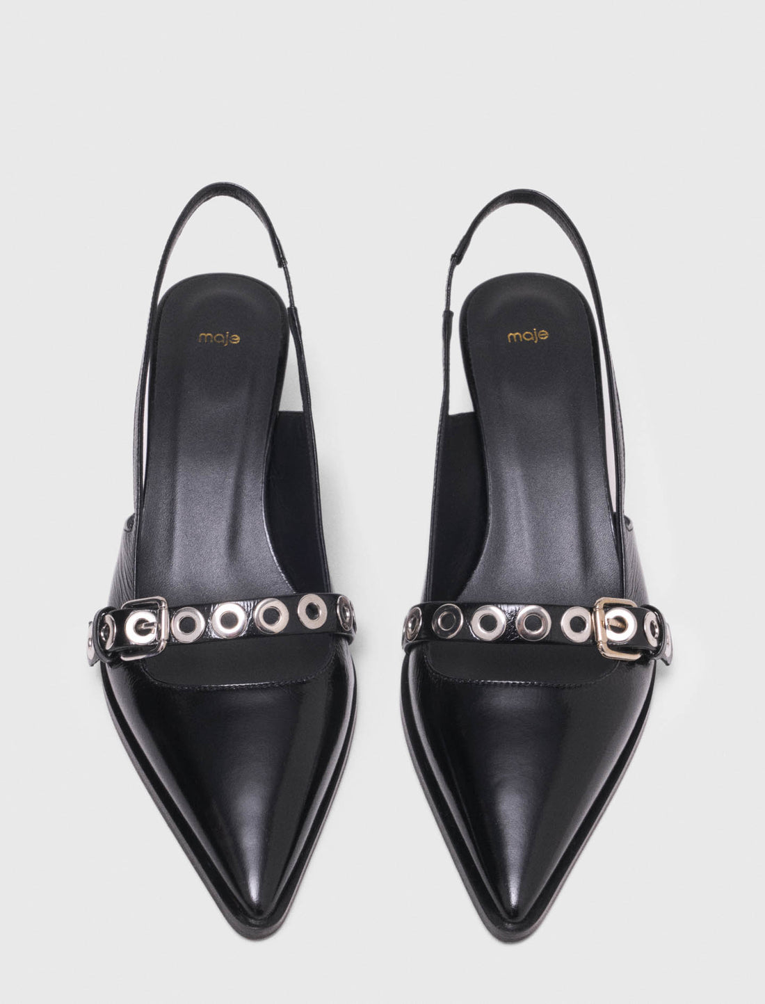 Zapato de piel con tira y ojales