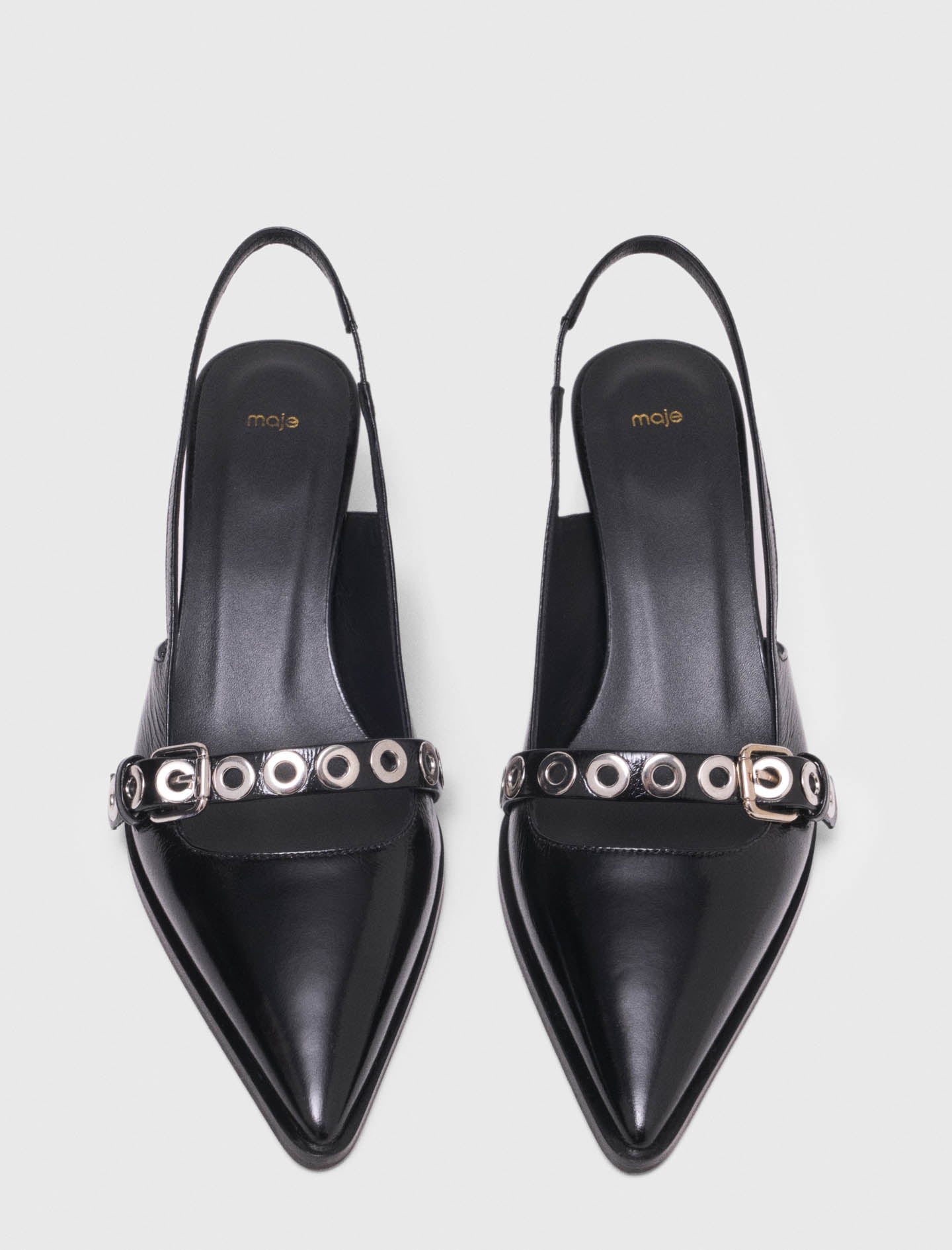 Zapato de piel con tira y ojales