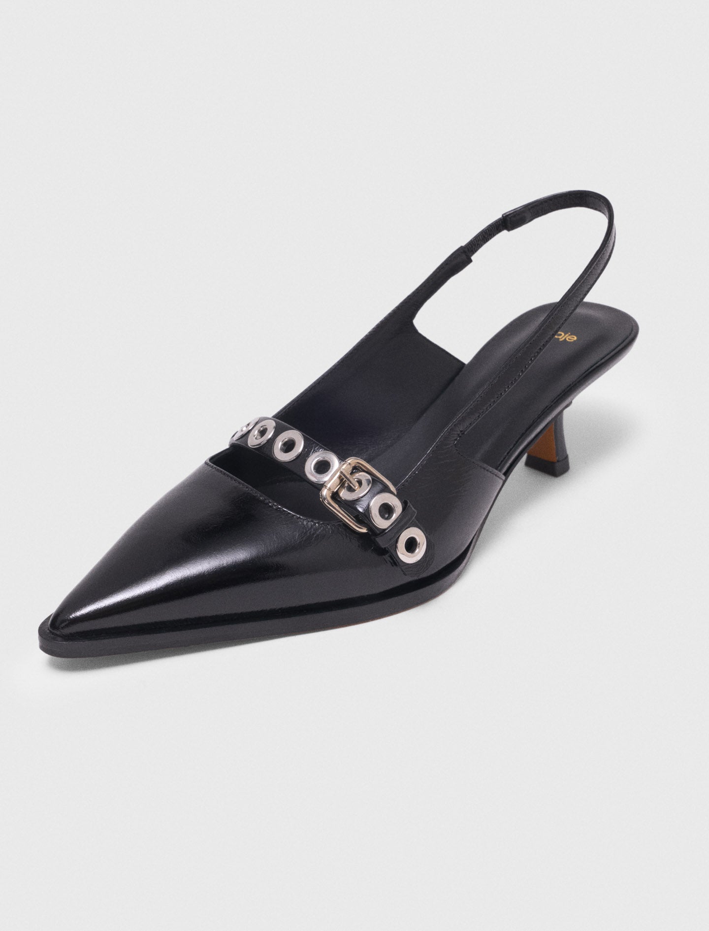 Zapato de piel con tira y ojales