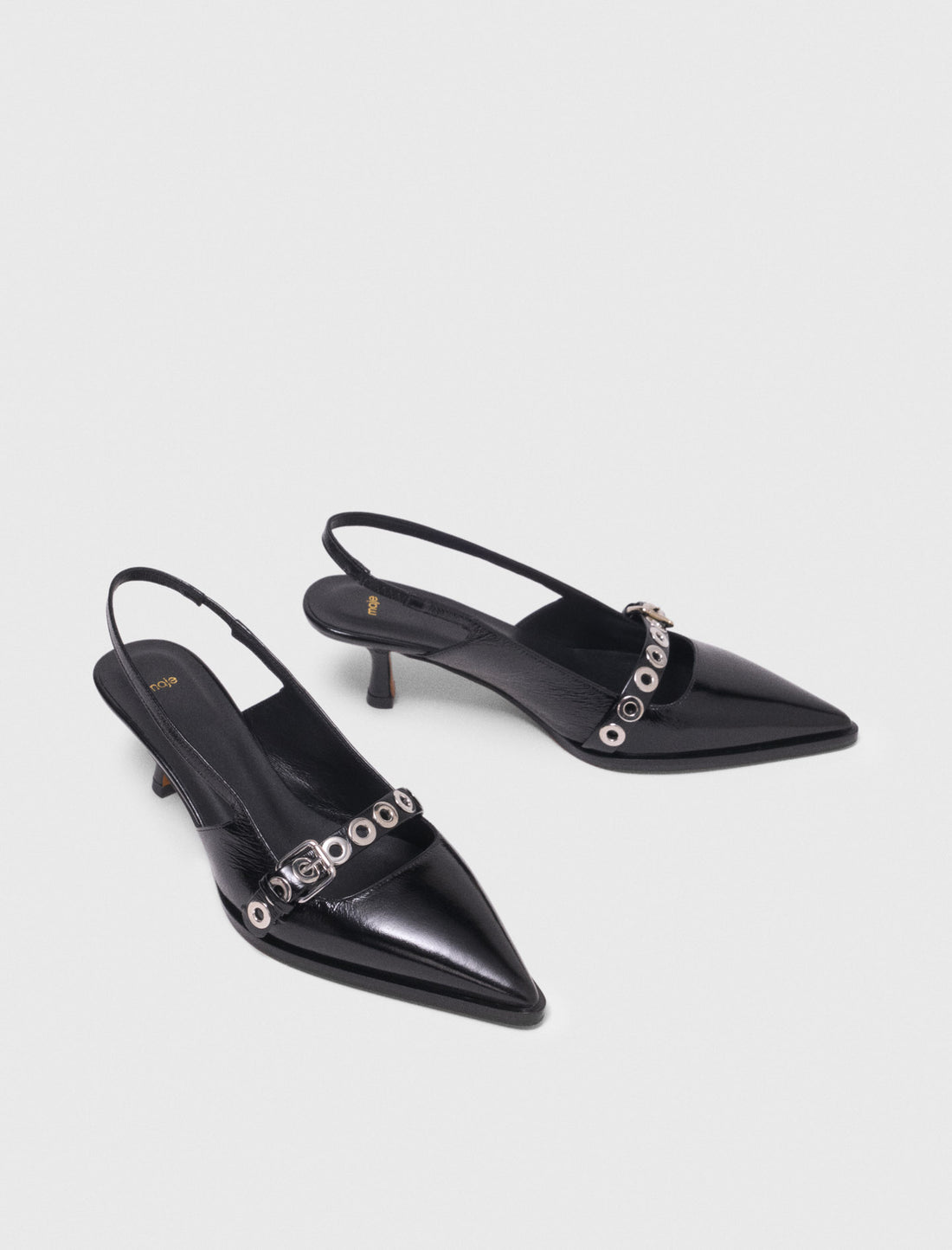 Zapato de piel con tira y ojales