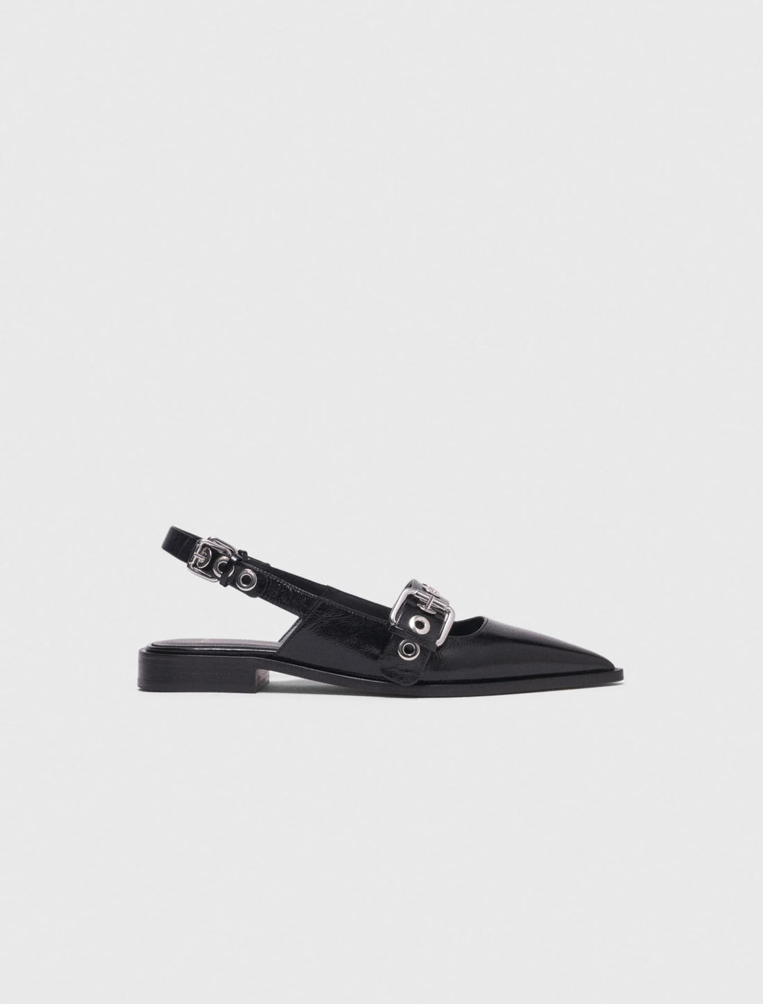 Slingback plano con tira de piel