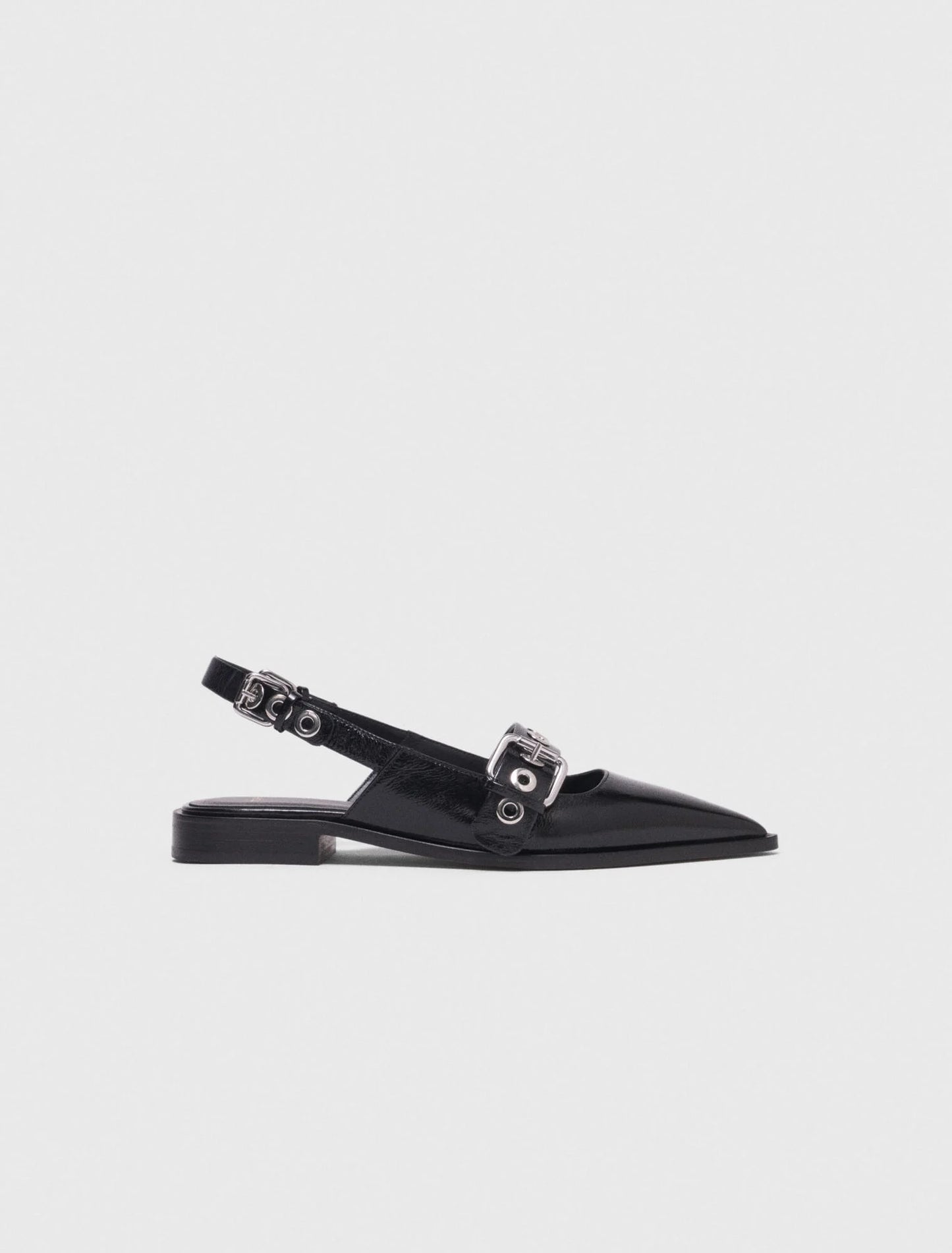 Slingback plano con tira de piel