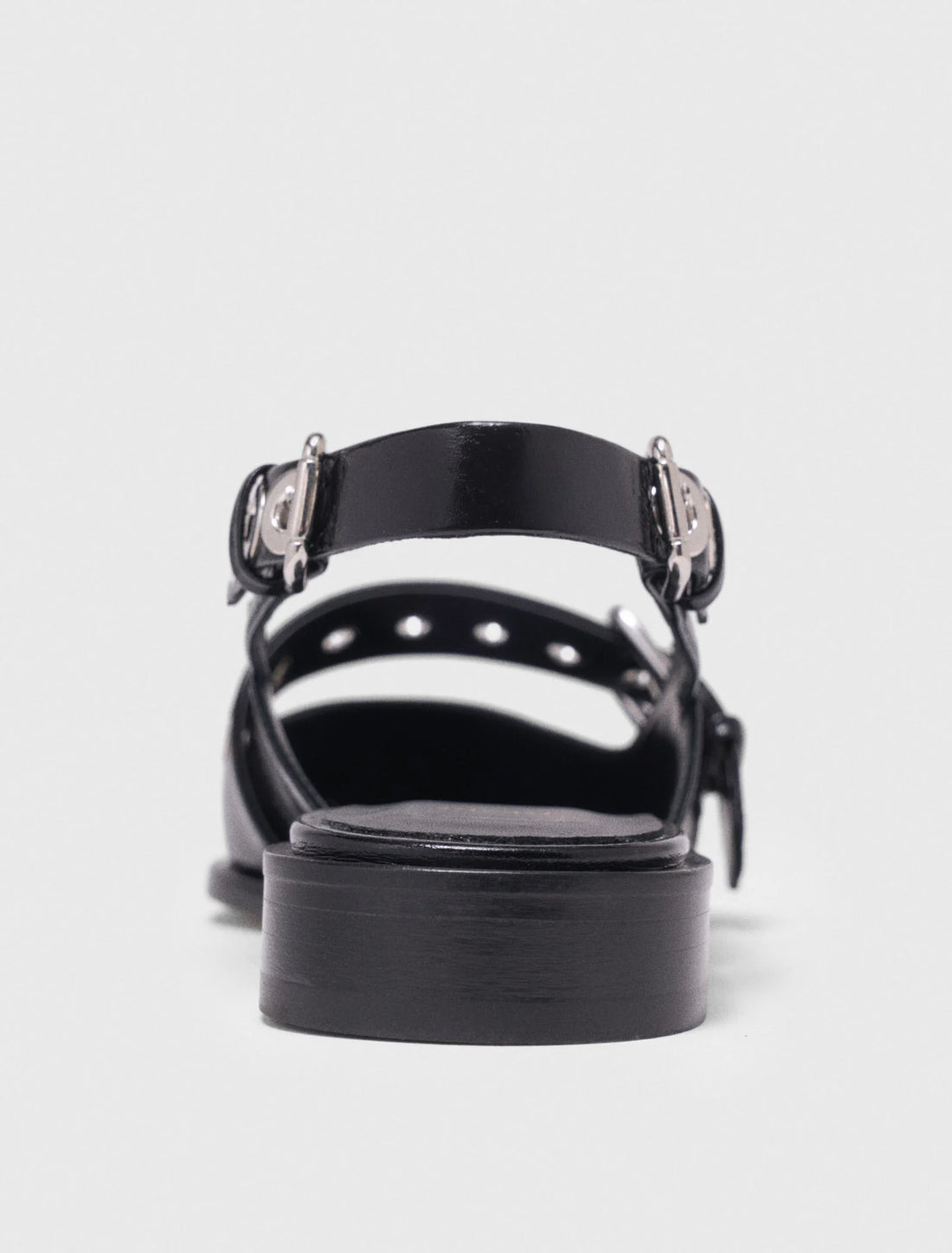 Slingback plano con tira de piel