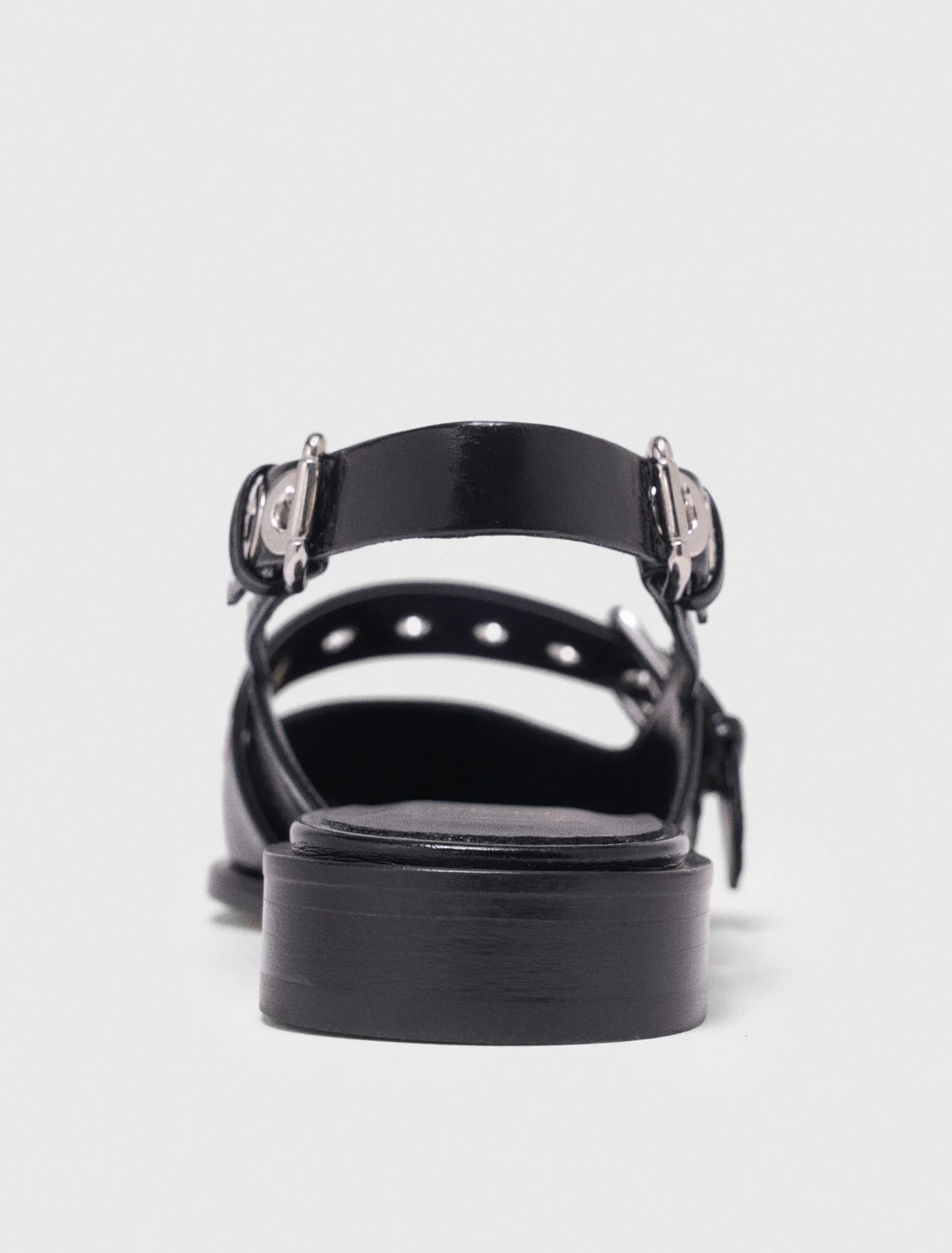 Slingback plano con tira de piel