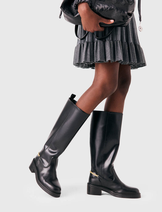 Botas planas de piel con cadena