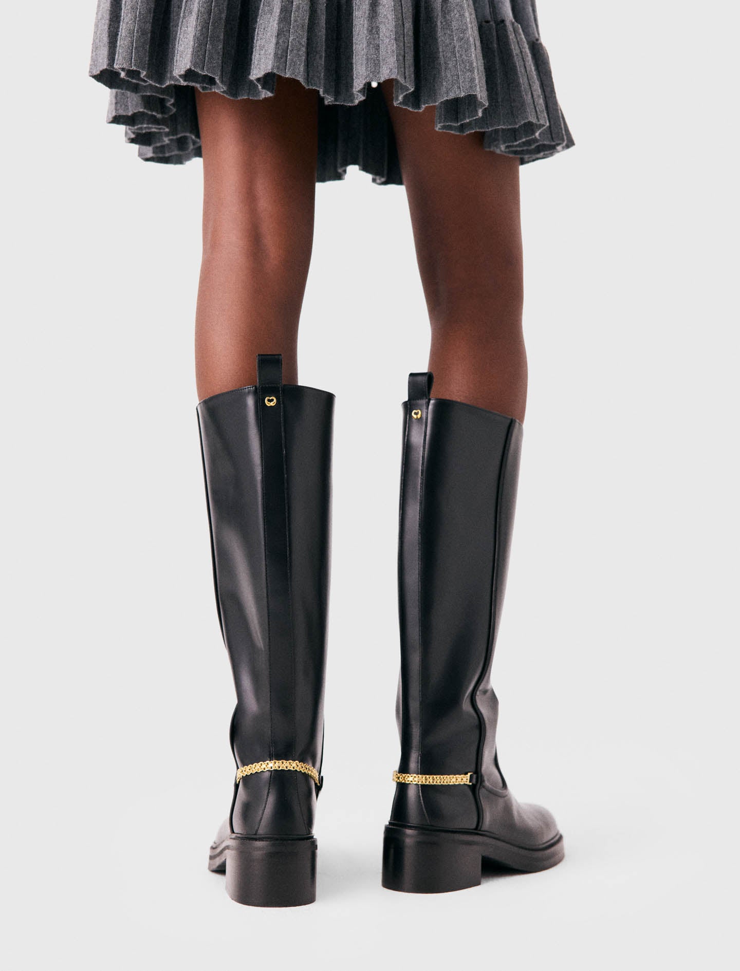 Botas planas de piel con cadena