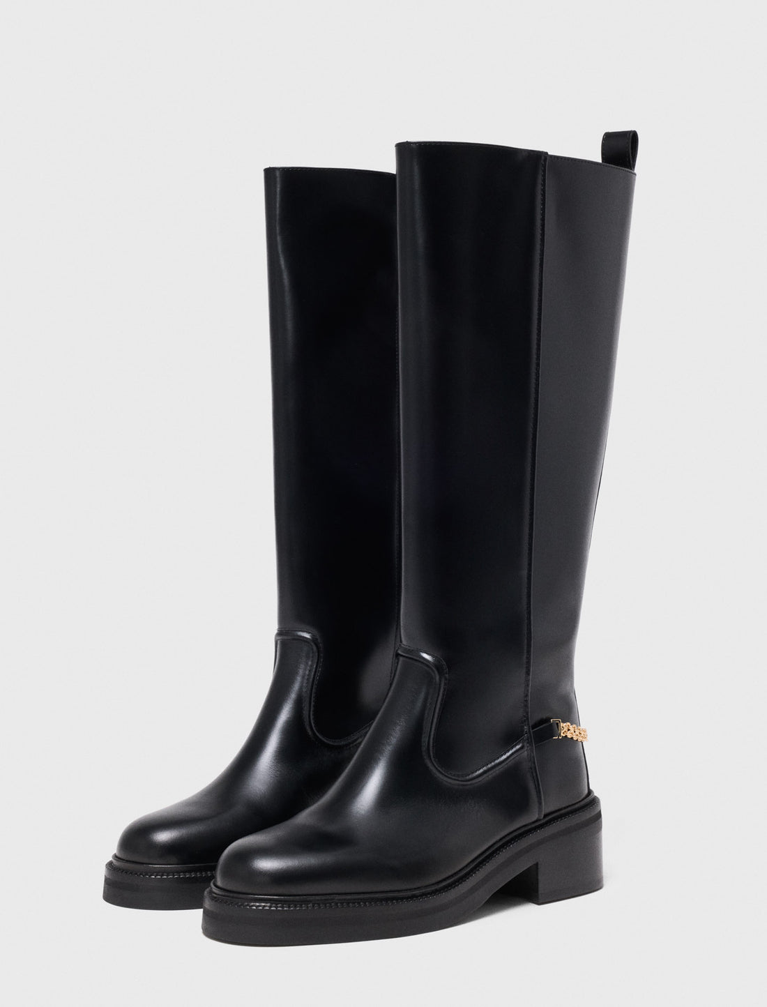 Botas planas de piel con cadena