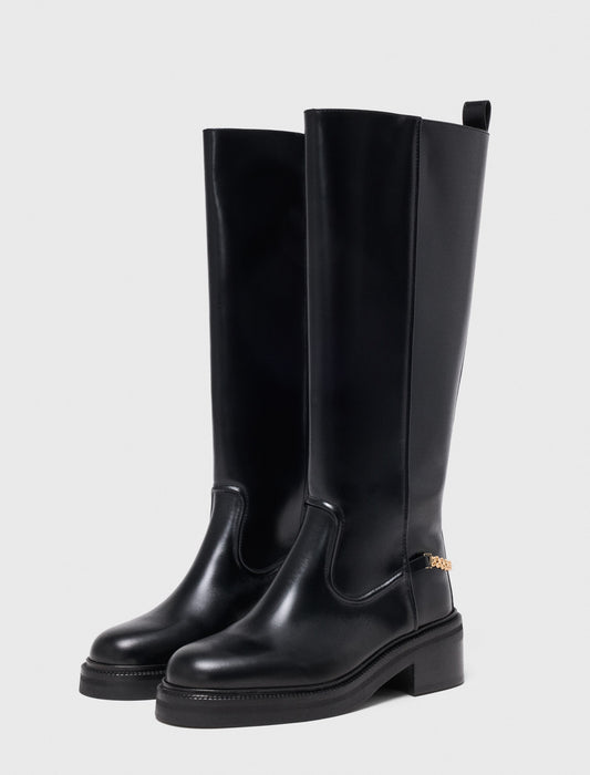 Botas planas de piel con cadena