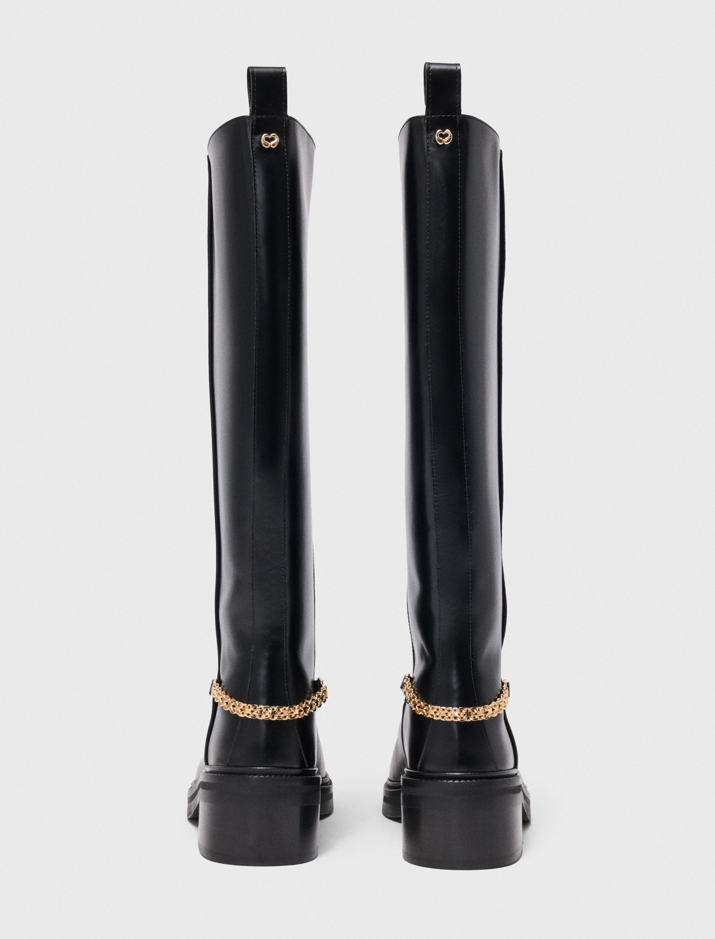 Botas planas de piel con cadena