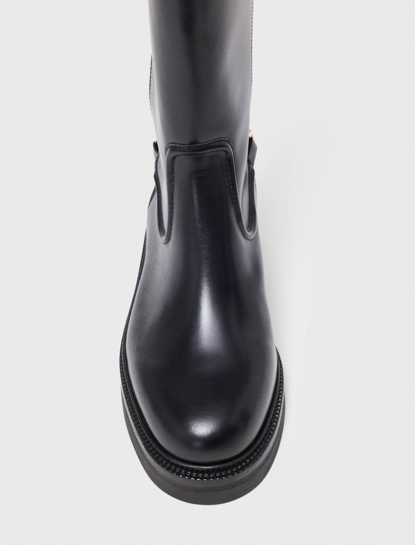 Botas planas de piel con cadena