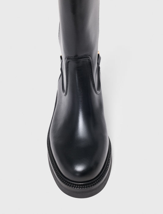 Botas planas de piel con cadena