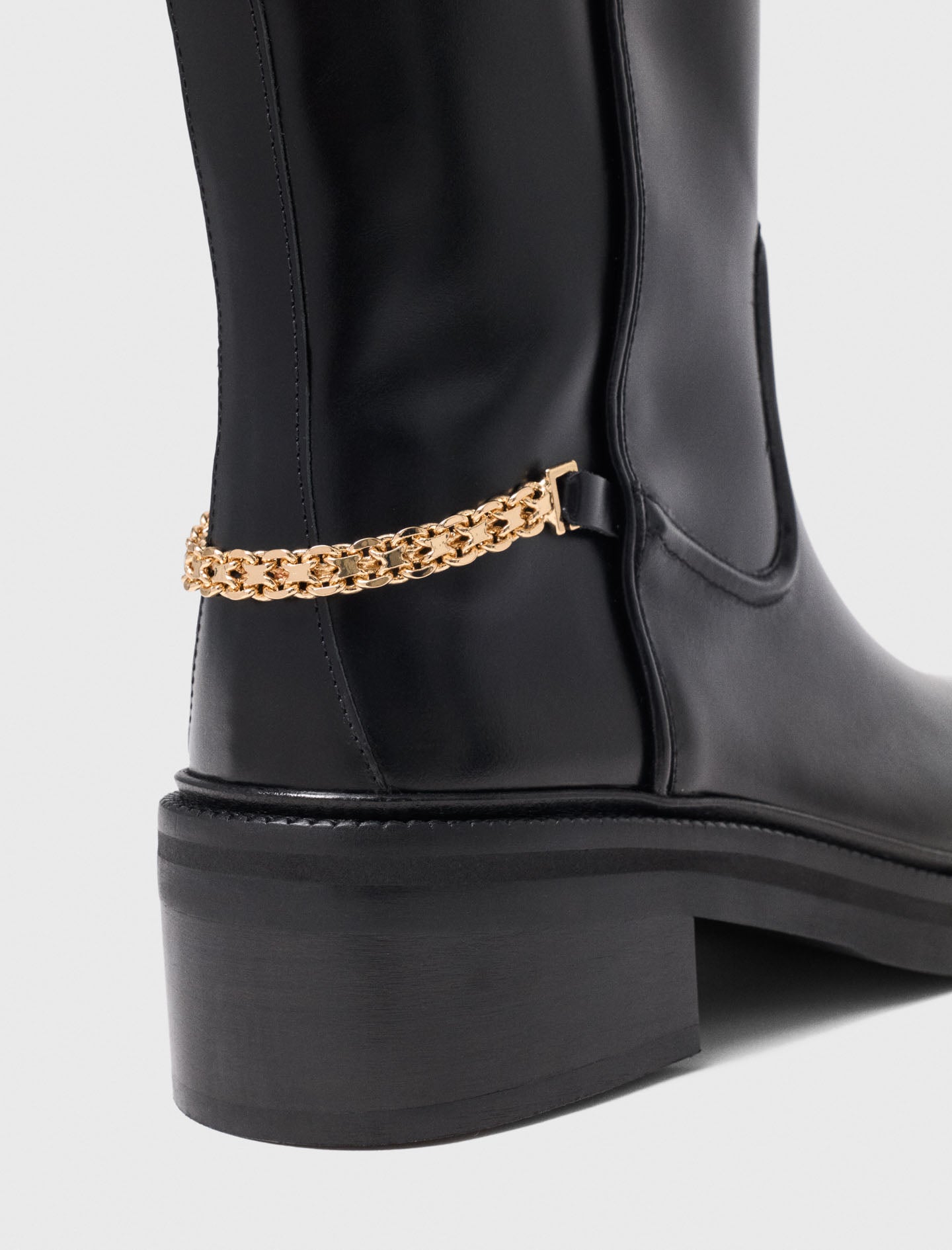 Botas planas de piel con cadena