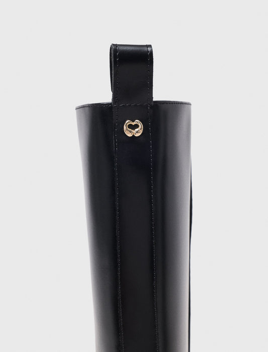 Botas planas de piel con cadena
