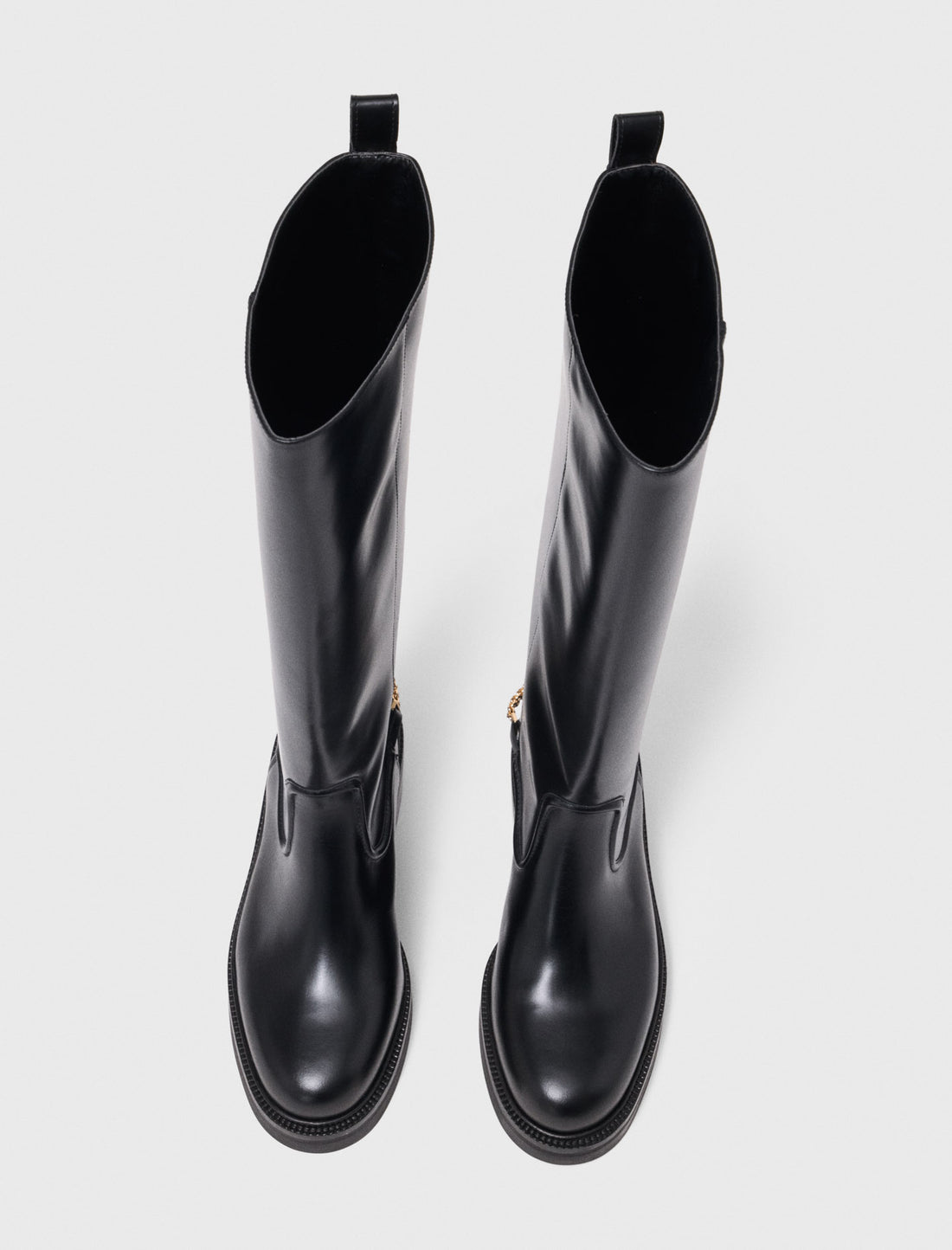 Botas planas de piel con cadena