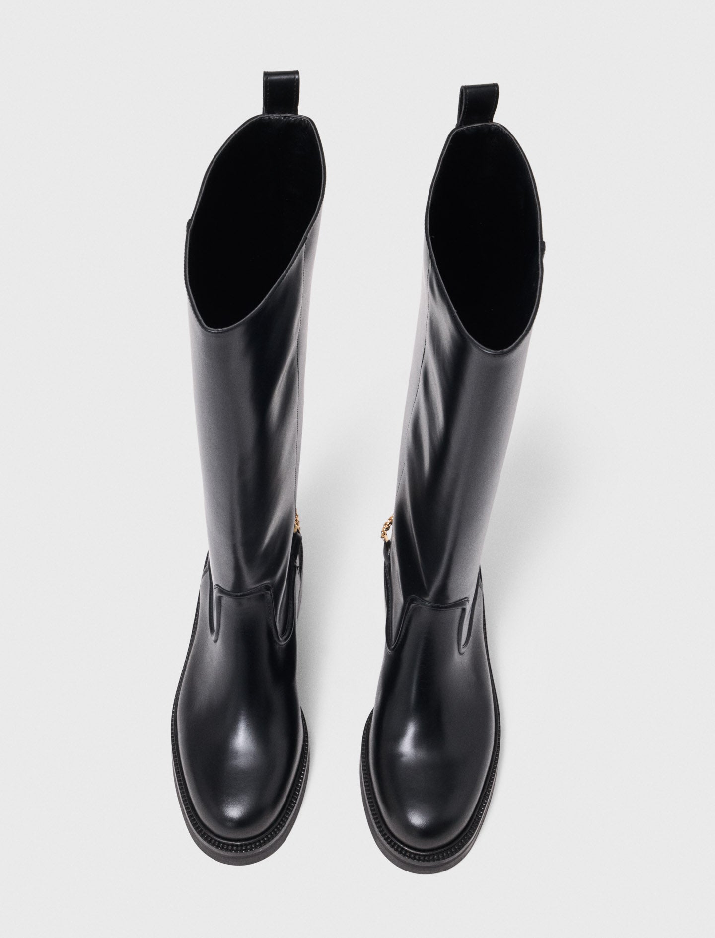 Botas planas de piel con cadena