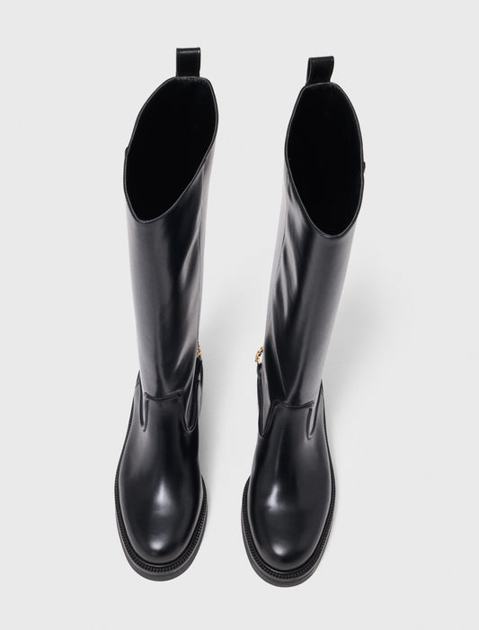 Botas planas de piel con cadena