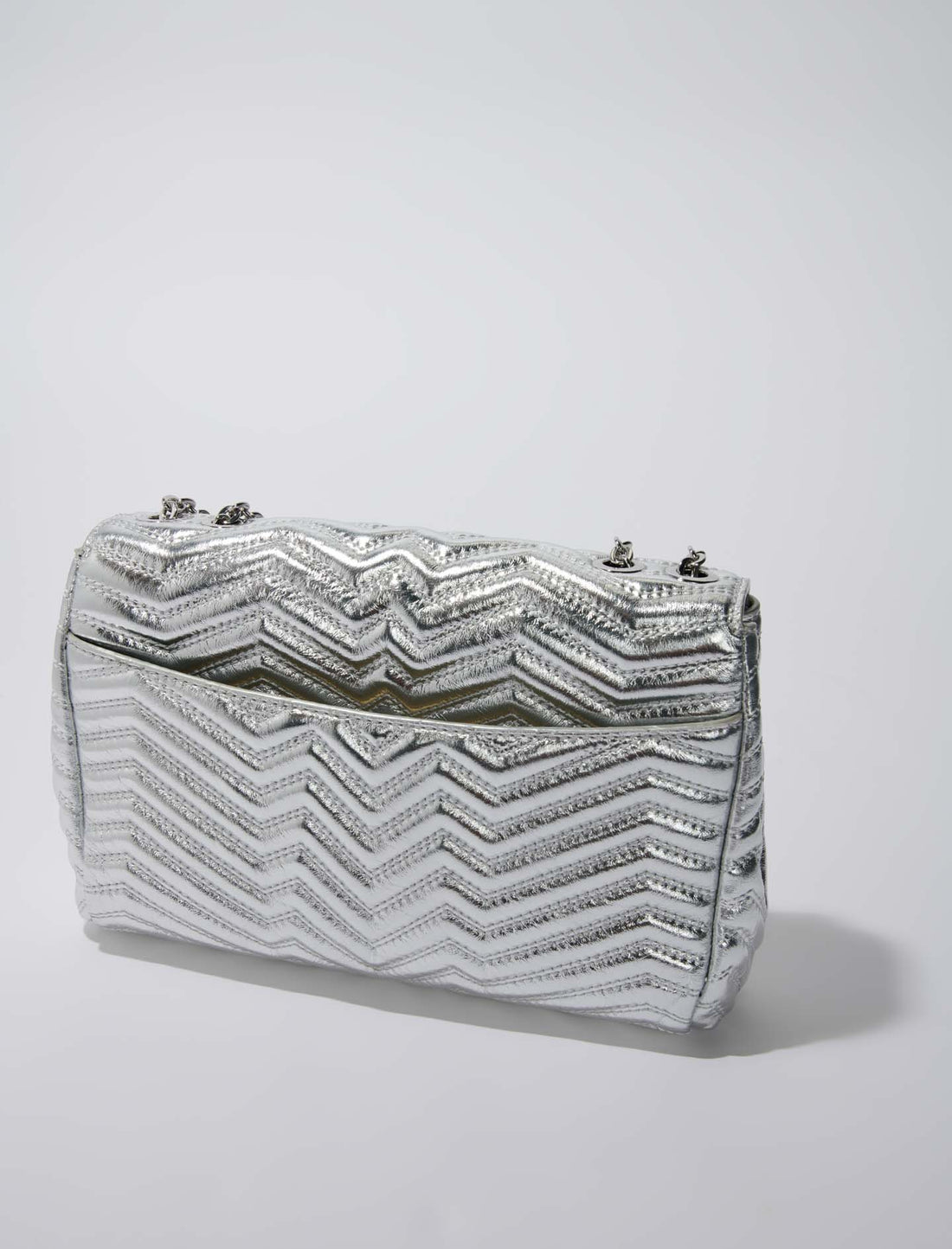 Cartera de cuero con cadena