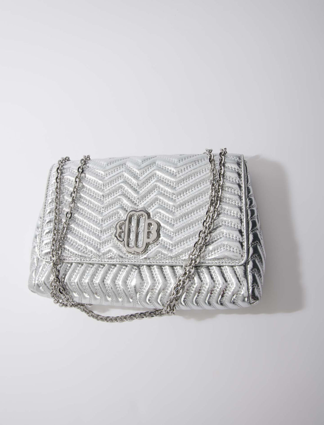 Cartera de cuero con cadena