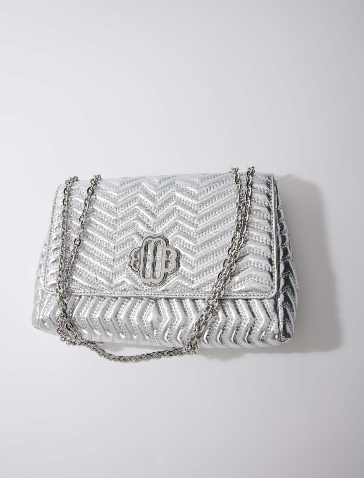 Cartera de cuero con cadena