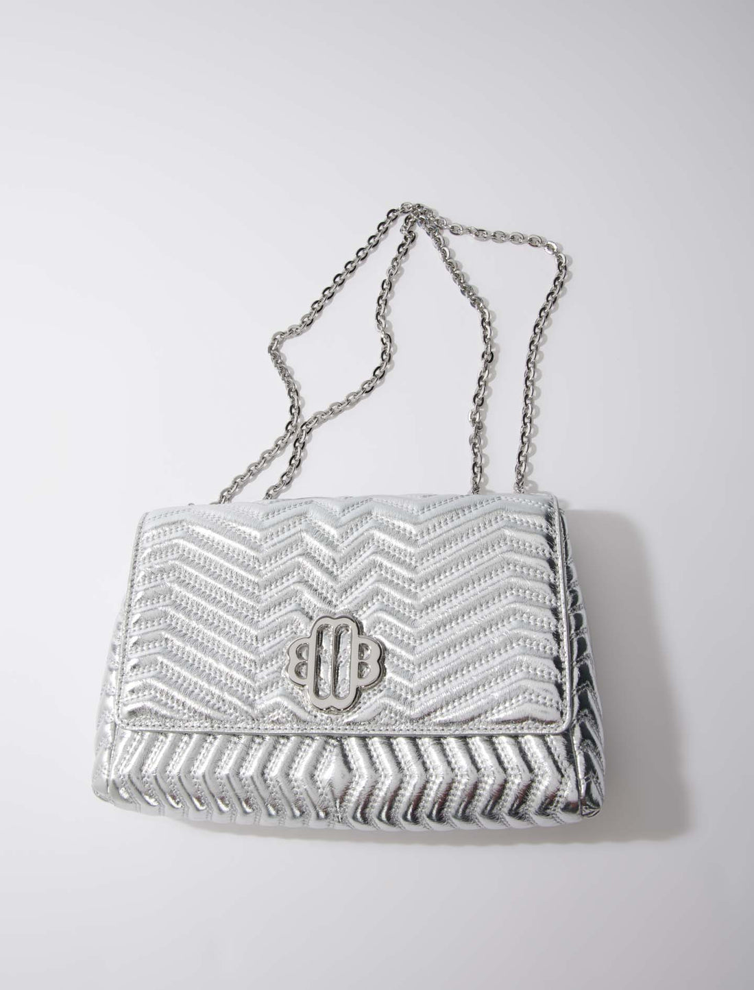 Cartera de cuero con cadena