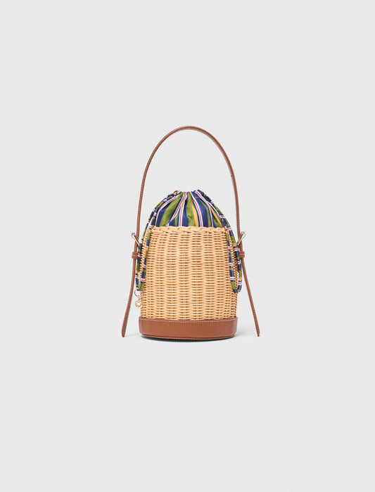 Cesta de mimbre con saco estampado
