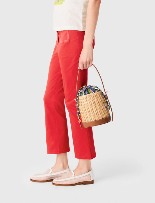 Cesta de mimbre con saco estampado