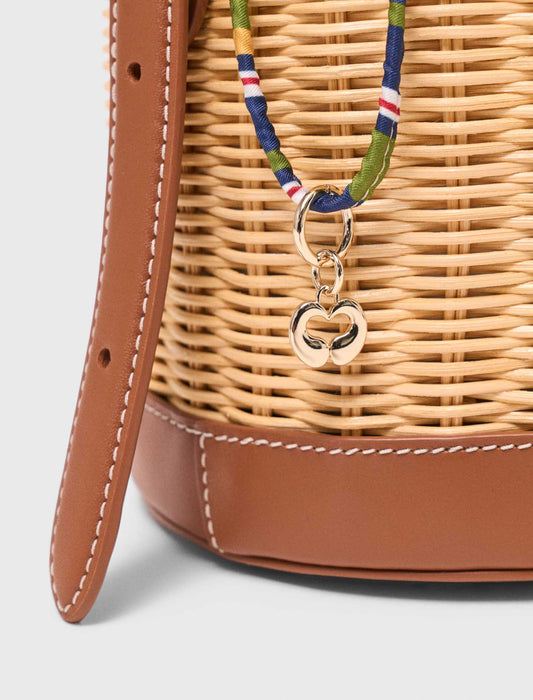 Cesta de mimbre con saco estampado