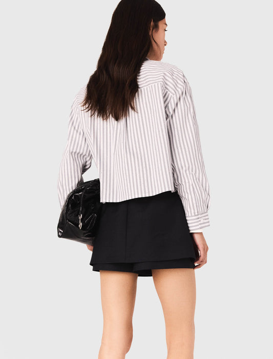 Camisa a rayas con strass y corbata