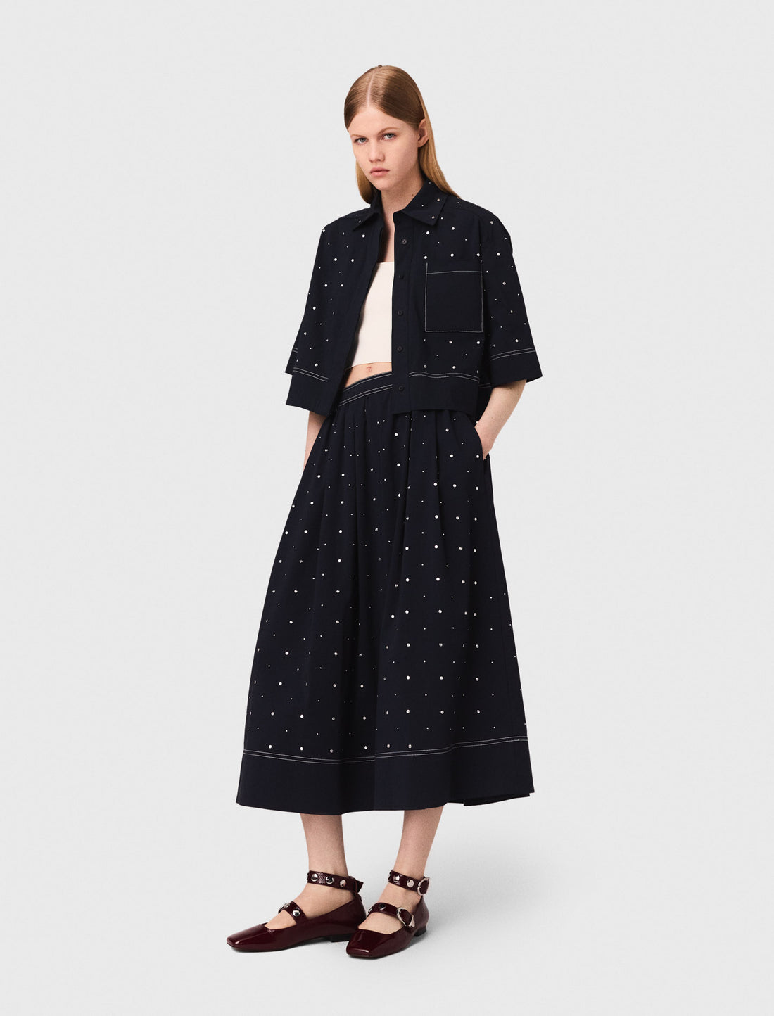 Camisa cropped con tachuelas